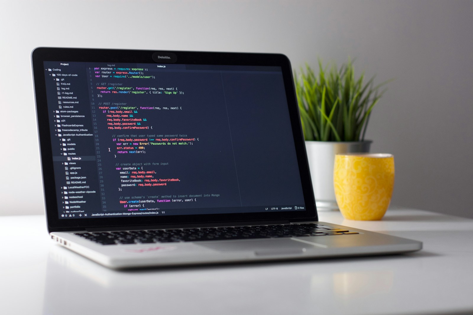 Team bei der Software-Entwicklung am Arbeitsplatz