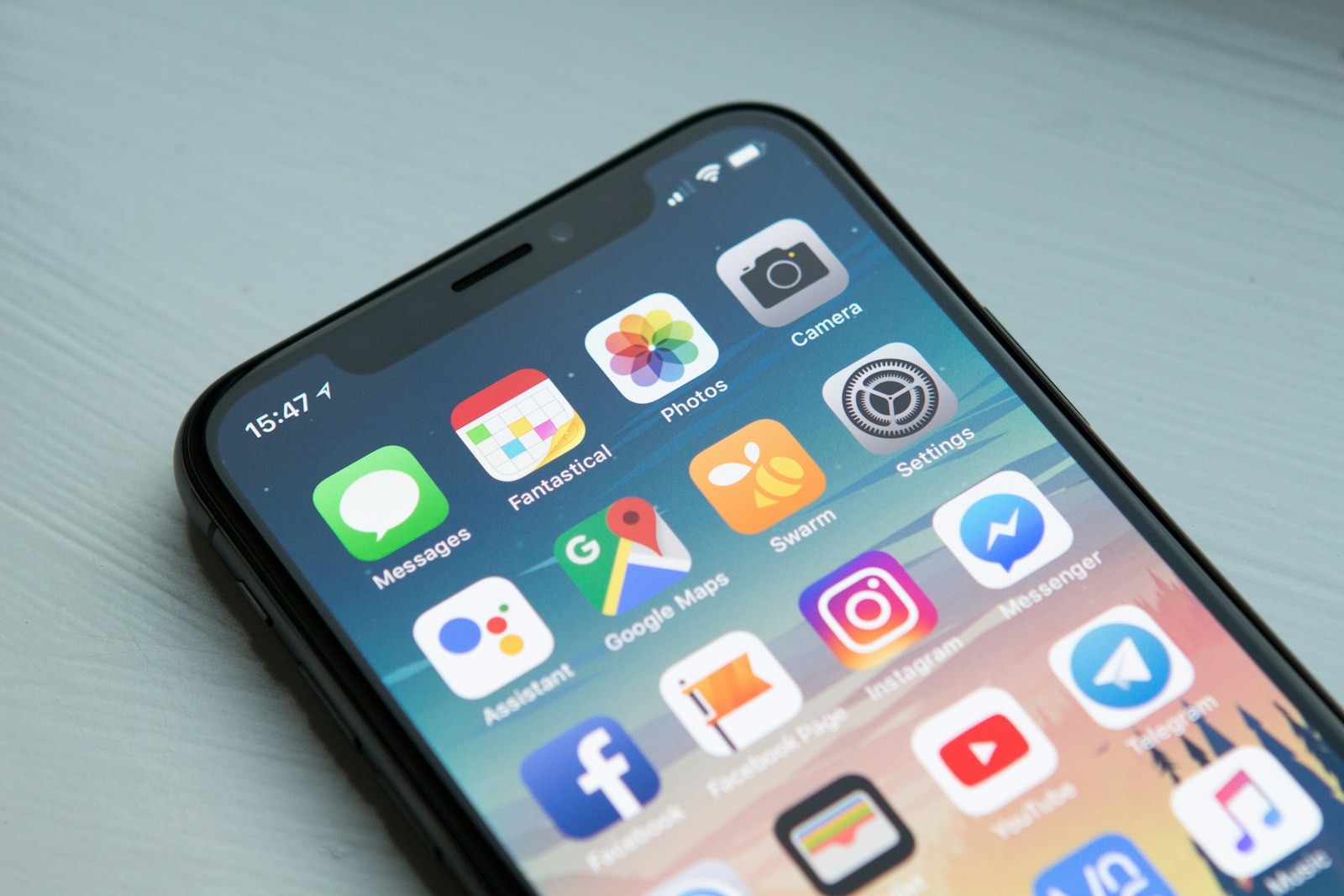 Smartphone in der Hand eines Außendienstmitarbeiters
