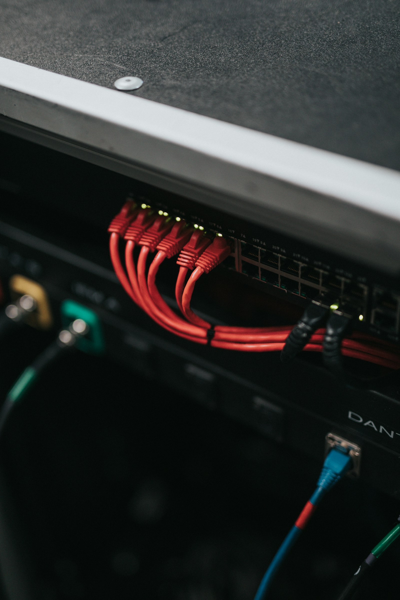 Rack mit Servern in einem Rechenzentrum