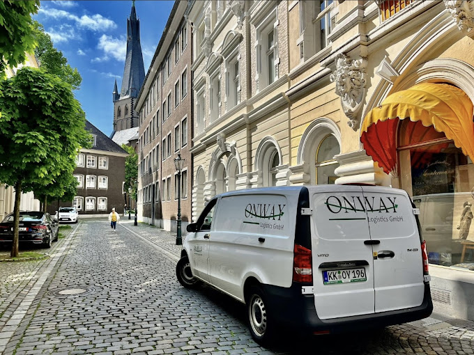 Lieferwagen von Onway Logistics steht in einer Altstadt.